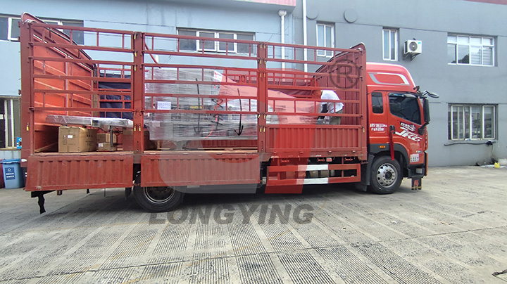 1721269627686084.jpg 果凍灌裝封口機發(fā)貨.jpg