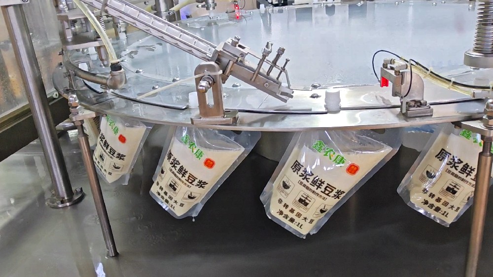 龍應(yīng)自立袋充填旋蓋機(jī)